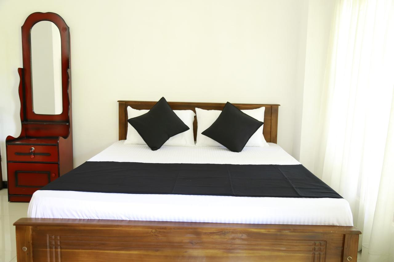 Layback Boutique Surf & Yoga Camp Sri Lanka Hostel Weligama Exterior photo
